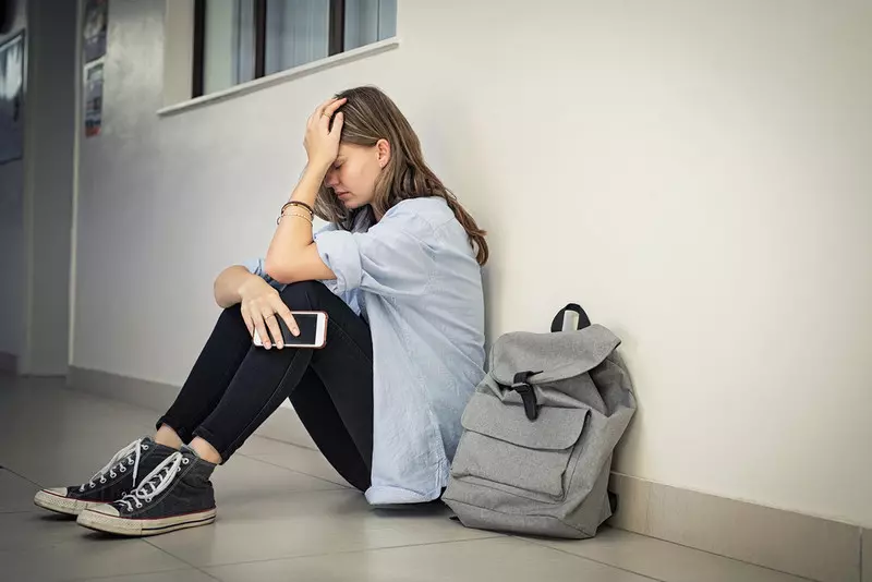 Francja: Rząd zaostrza walkę z nękaniem w szkołach po samobójstwie nastolatki