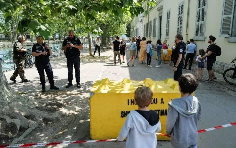 Francja: Pięć osób rannych w ataku nożownika w Annecy. Wśród nich dzieci