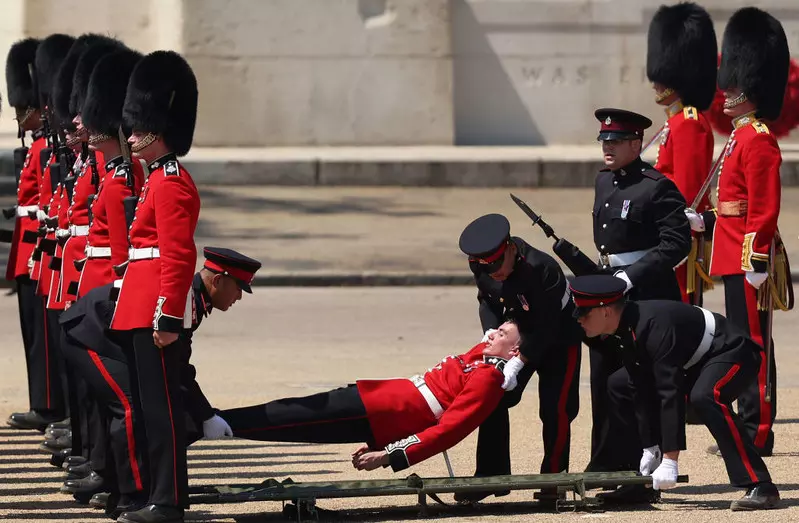 UK: Co najmniej trzech żołnierzy nie zniosło rekordowego upału i zemdlało w czasie parady wojskowej