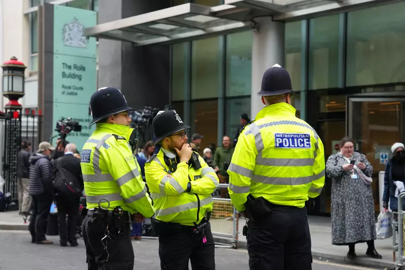 Raport: Zaufanie do policji w Anglii i Walii "wisi na włosku"