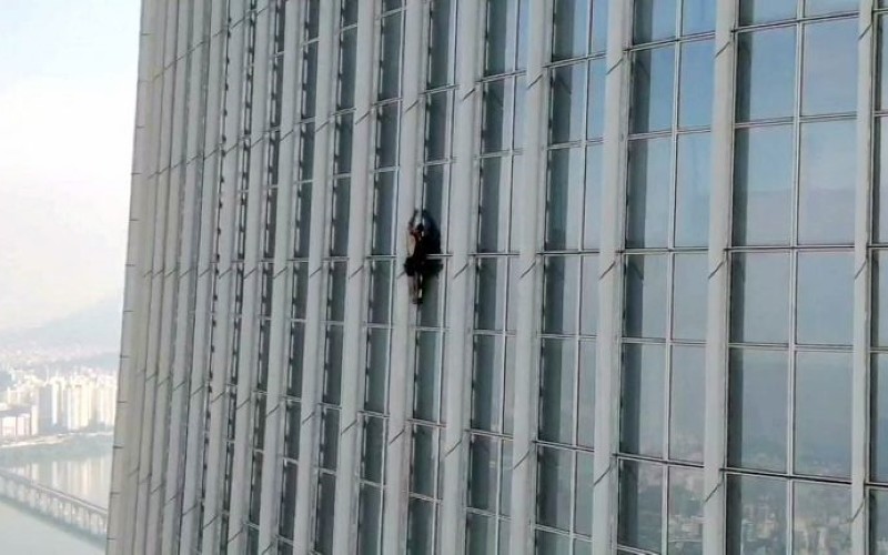 British man detained while attempting to climb Seoul's tallest building