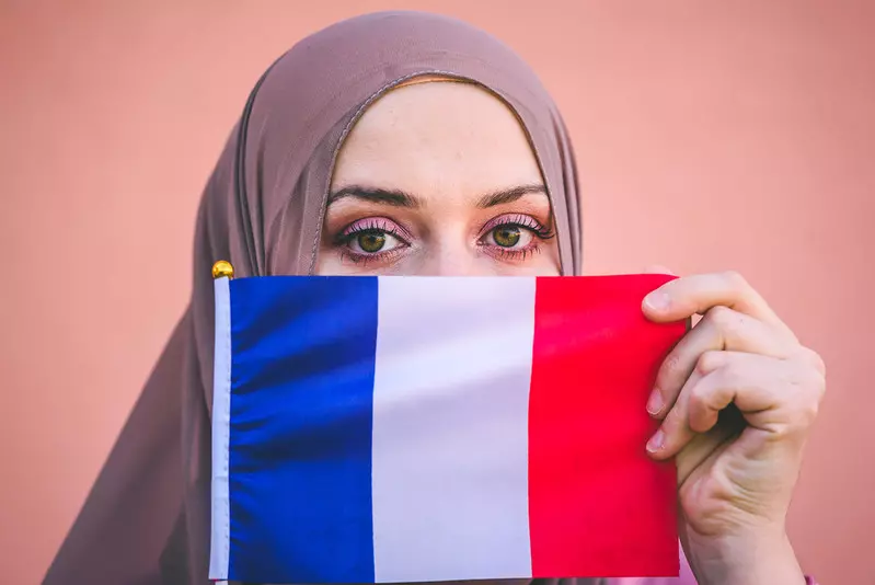 Francja: Mer Nicei ostrzega rząd przed muzułmańskimi modlitwami w szkołach podstawowych