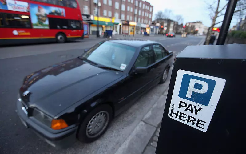 Posiadacze nieekologicznych aut w Anglii zapłacą podwójną opłatę za parkowanie