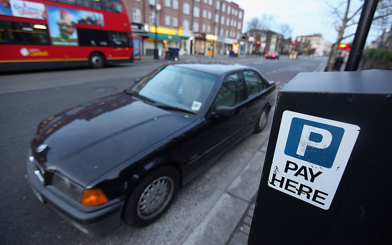 Posiadacze nieekologicznych aut w Anglii zapłacą podwójną opłatę za parkowanie