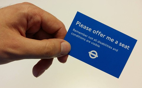 Londyn: Specjalne plakietki dla potrzebujących miejsc siedzących w metrze 