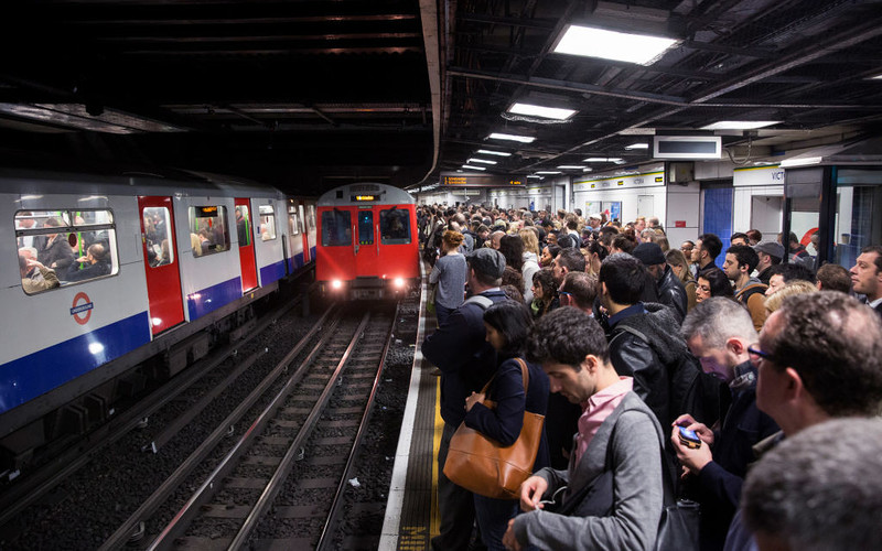 Sadiq Khan chce czystszego metra. 150-letnie korytarze "rekordowo zanieczyszczone"