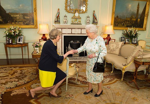 Królowa "rozczarowana" premier May