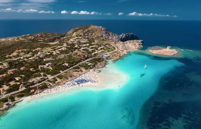 Włochy: Coraz więcej limitów i zakazów na plażach na Sardynii