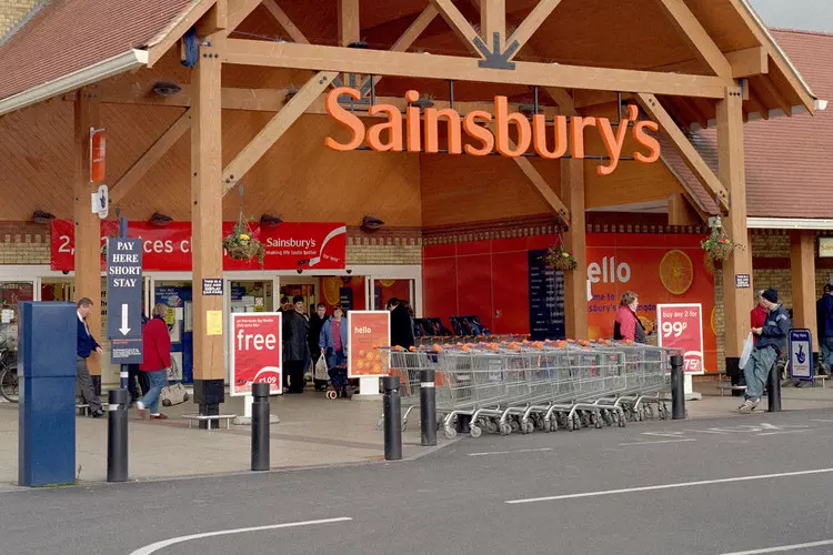 Sainsbury's ulega presji i obniża ceny kolejnych produktów