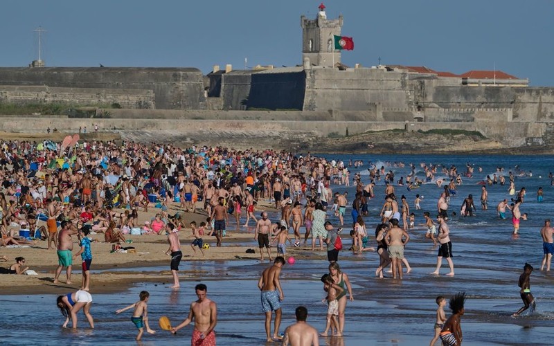 Portugal: Fine up to €36,000 for listening to loud music on the beach