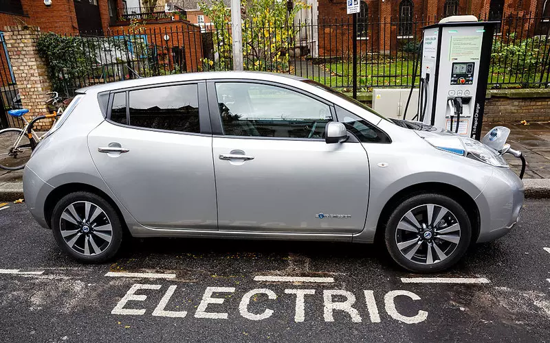 "Daily Telegraph": Pojazdy elektryczne uszkadzają drogi bardziej niż spalinowe
