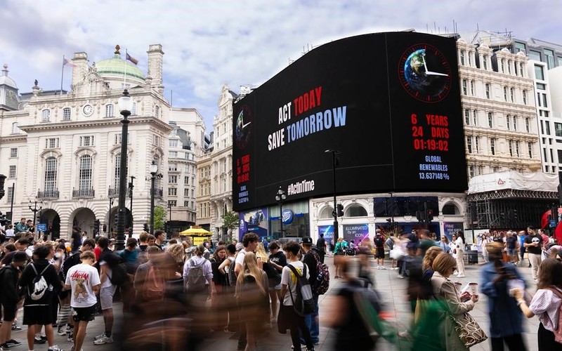 Terrifying climate clock activated on Piccadilly Circus