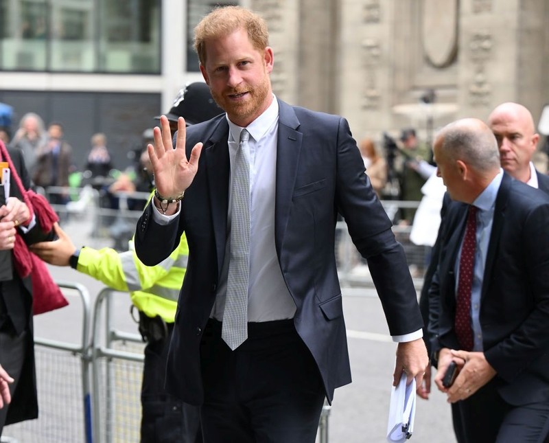 Prince Harry demands 320,000 from publisher of "Daily Mirror" pounds of compensation