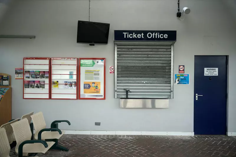 Dlaczego kasy biletowe na stacjach kolejowych w UK mają być likwidowane?