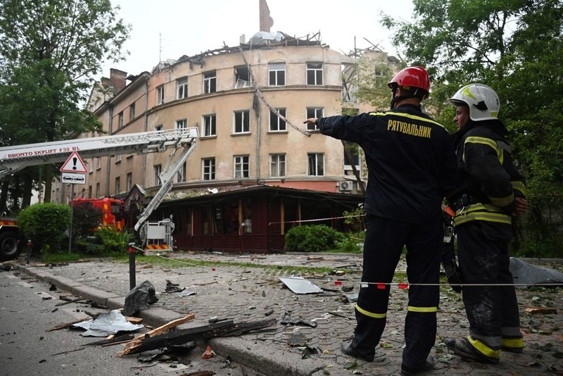 Ukraina: Nocny atak na Lwów, rakieta uderzyła w blok mieszkalny