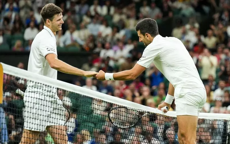 Wimbledon: Hurkacz i Djokovic dokończą dzisiaj mecz, Zieliński zagra w deblu