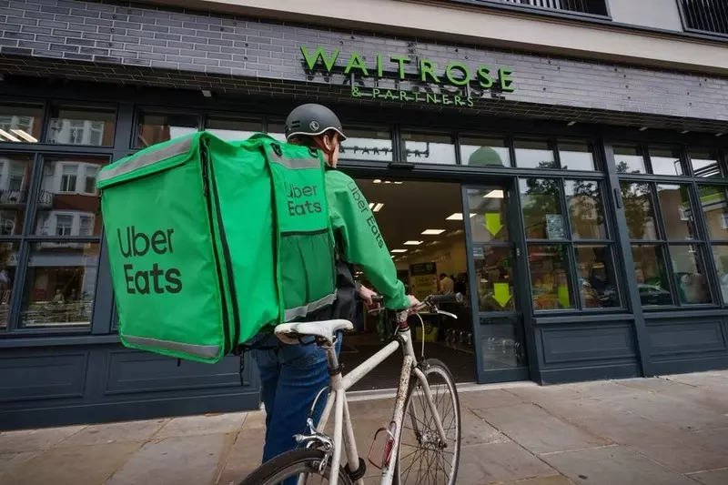 Londyn: Waitrose nawiązał współpracę z Uber Eats w zakresie szybkich "20-minutowych" dostaw