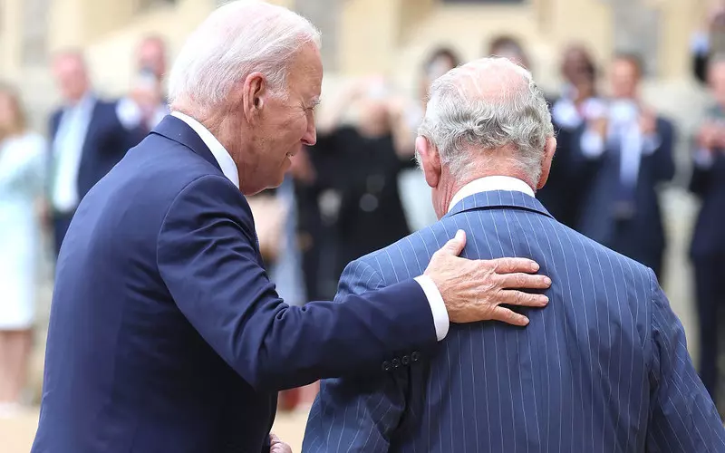 Joe Biden złamał królewski protokół? Objął Karola III ręką
