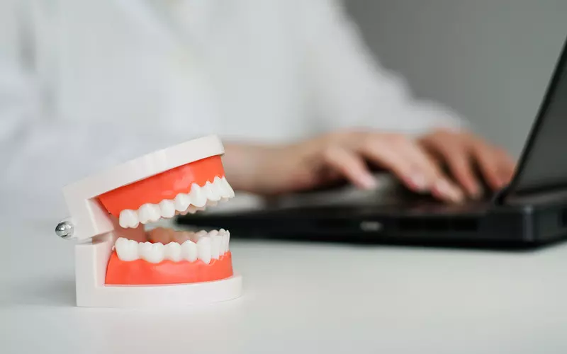 Posłowie w UK domagają się zmian w opiece dentystycznej stomatologii. "Ludzie leczą zęby sami"