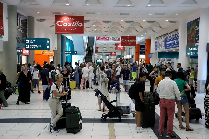 Italy: Around a thousand flights cancelled today due to airport workers' strike