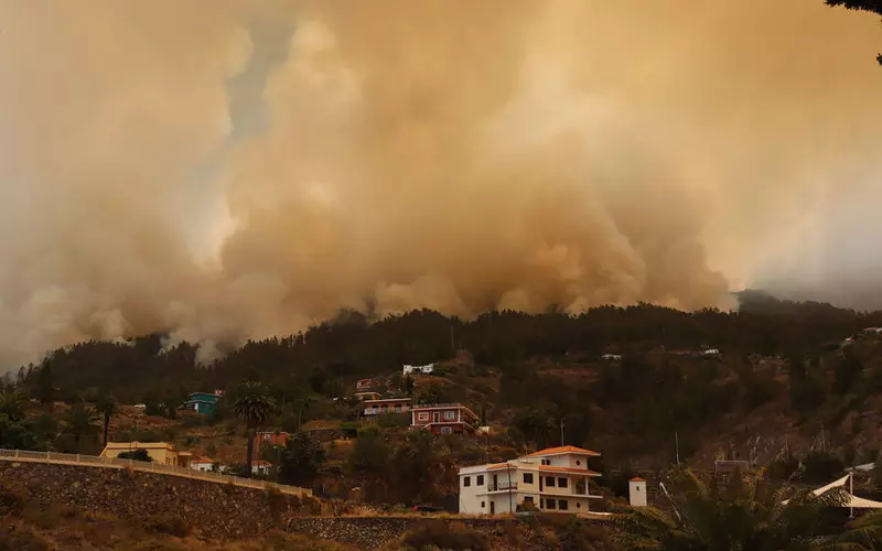 Hiszpania: Już ponad 4 tysięcy ewakuowanych z obszaru zagrożonego pożarem na wyspie La Palma