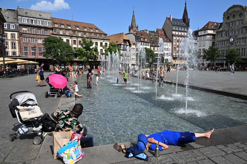 Heatwaves in Europe. France issues weather alerts, Germany calls for cooling off in churches
