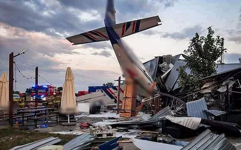 Air accident near Warsaw. The plane flew into the hangar with people