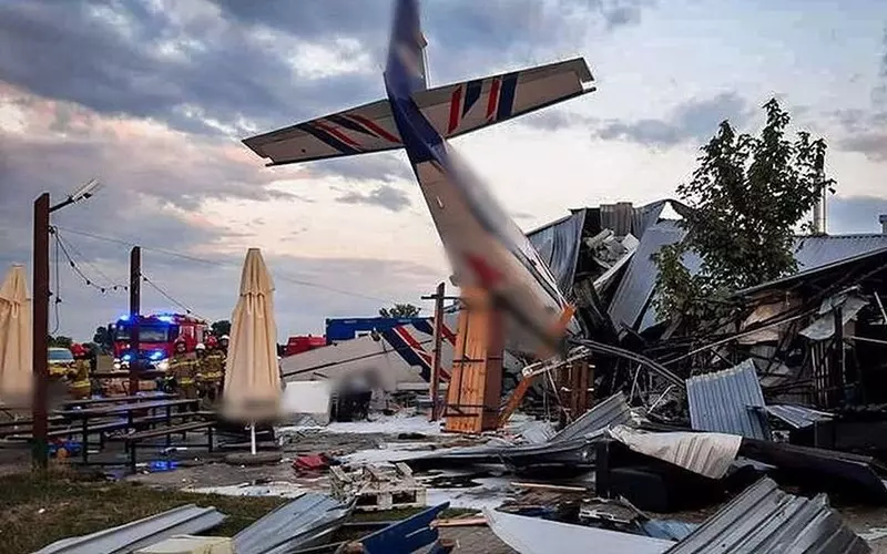 Wypadek lotniczy pod Warszawą. Samolot wleciał w hangar z ludźmi