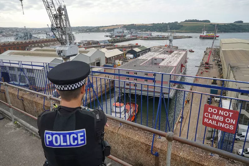 UK: Pierwsi nielegalni imigranci zostaną przetransferowani w lipcu na specjalną wielką barkę
