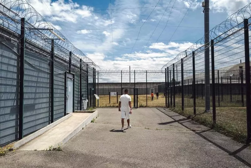 Francuskie więzienia jak wakacyjne obozy dla więźniów. Osadzeni stają się influencerami