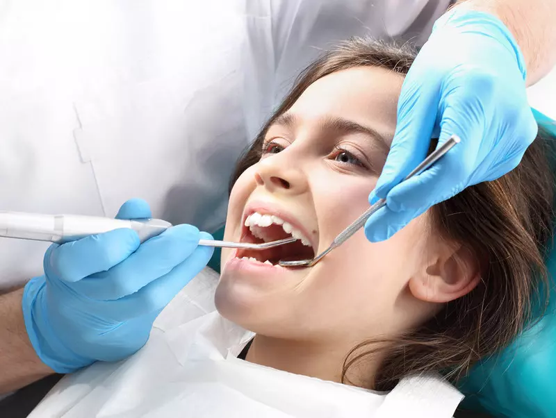 Kryzys stomatologiczny w UK. Dzieci czekają nawet 1,5 roku na usunięcie zęba