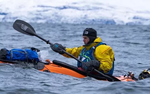 British canoeist after covering over 2,000 km km interrupted its journey along Greenland