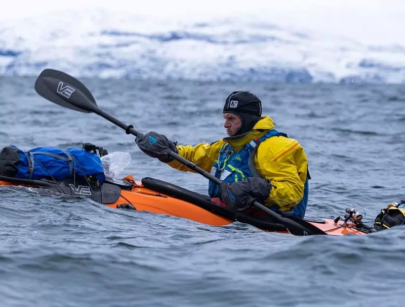 British canoeist after covering over 2,000 km km interrupted its journey along Greenland