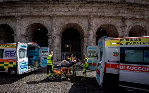 Italy: Dozens of people faint in front of the Colosseum a day