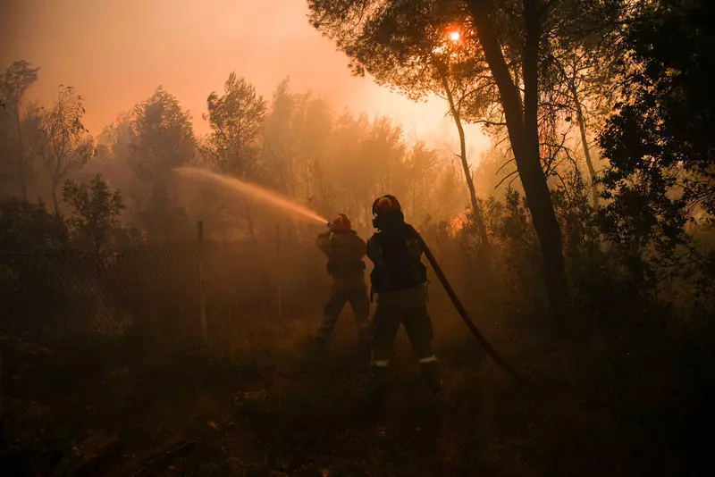Grecja: Strażacy walczyli z pożarami przez całą noc, prawie 2 500 osób ewakuowano z Korfu