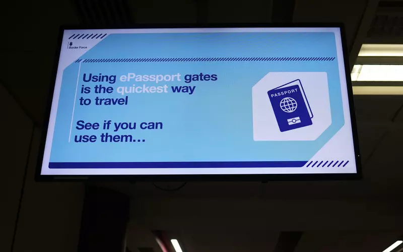 Zmiana przepisów w UK. Więcej dzieci może korzystać z e-bramek paszportowych