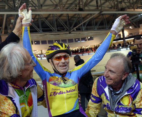 105-letni francuski kolarz przejechał w godzinę ponad 22 km