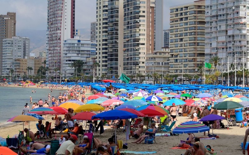 Spain: Fighting for the best beach spots. Residents of resorts are fighting with foreign tourists