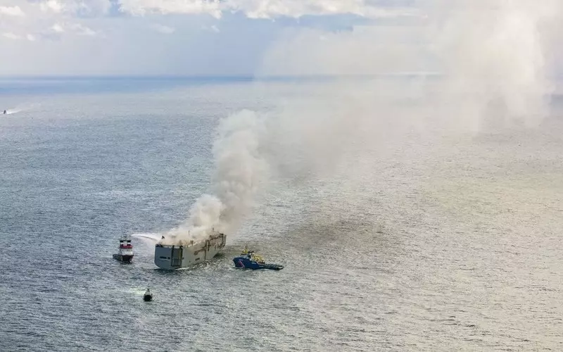 Holandia: Pożar statku z 4 tys. samochodów. Eksperci ostrzegają przed eksplozją