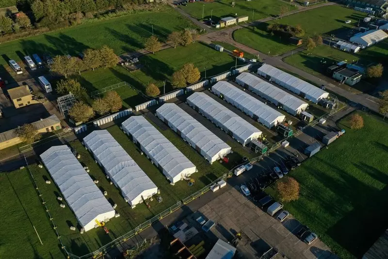 Brytyjskie MSW zakupiło namioty dla osób ubiegających się o azyl