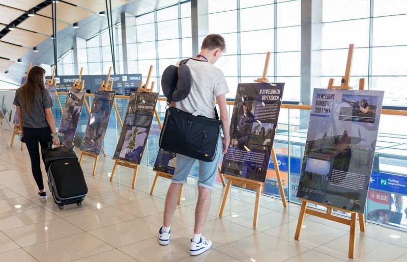 Wystawa zdjęć o Polakach walczących w bitwie o Anglię na lotnisku w Jasionce