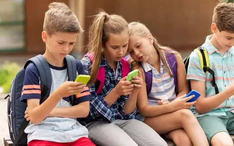 UNESCO calls on schools around the world to ban smartphones