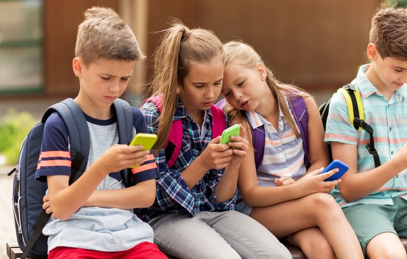 UNESCO calls on schools around the world to ban smartphones
