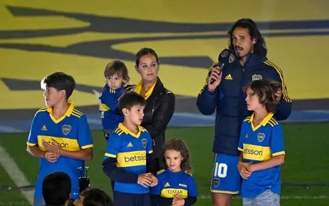 Uruguayan Cavani received a royal welcome in Buenos Aires