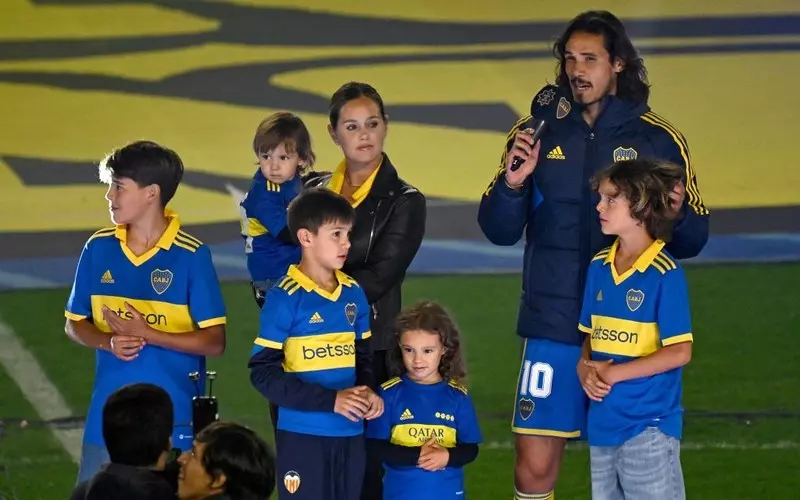 Uruguayan Cavani received a royal welcome in Buenos Aires