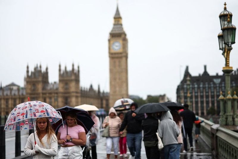 London warned to brace for thunderstorms as ‘heavy’ downpours expected