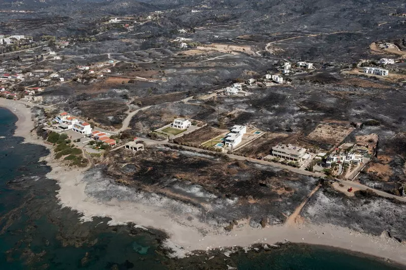 Premier Grecji obiecał darmowy pobyt na Rodos turystom, którzy musieli uciekać z powodu pożarów