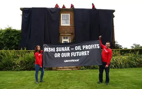 UK: Greenpeace activists draped the PM's house in oil-black fabric in protest against energy policy