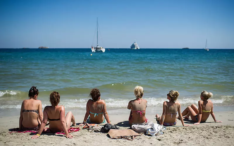 Badanie: Co 6. mieszkaniec UK ograniczył wydatki na letnie wyjazdy 