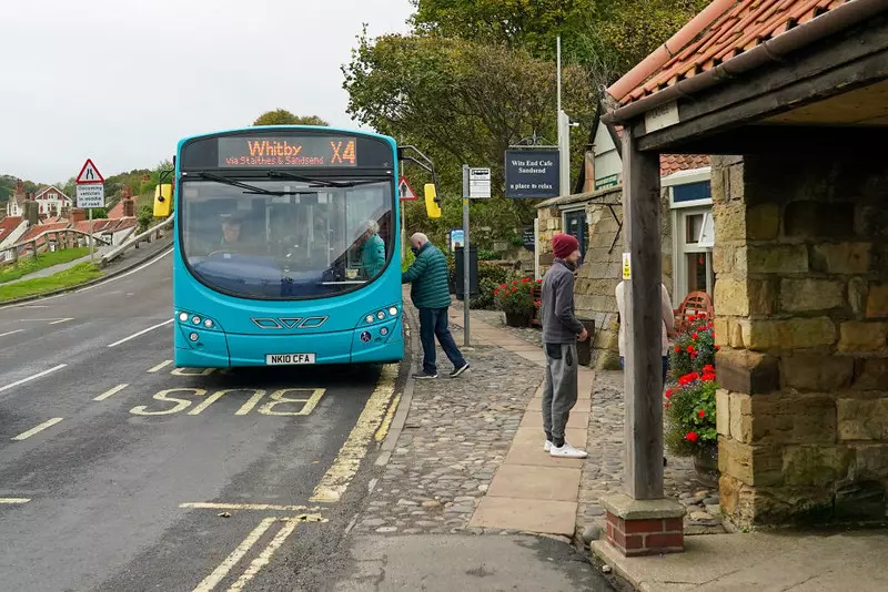 Liczba połączeń autobusowych w UK zmniejszyła się o połowę od 2011 roku